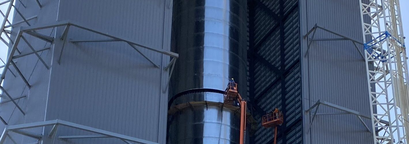 SpaceX shows off its awe-inspiring heavy booster